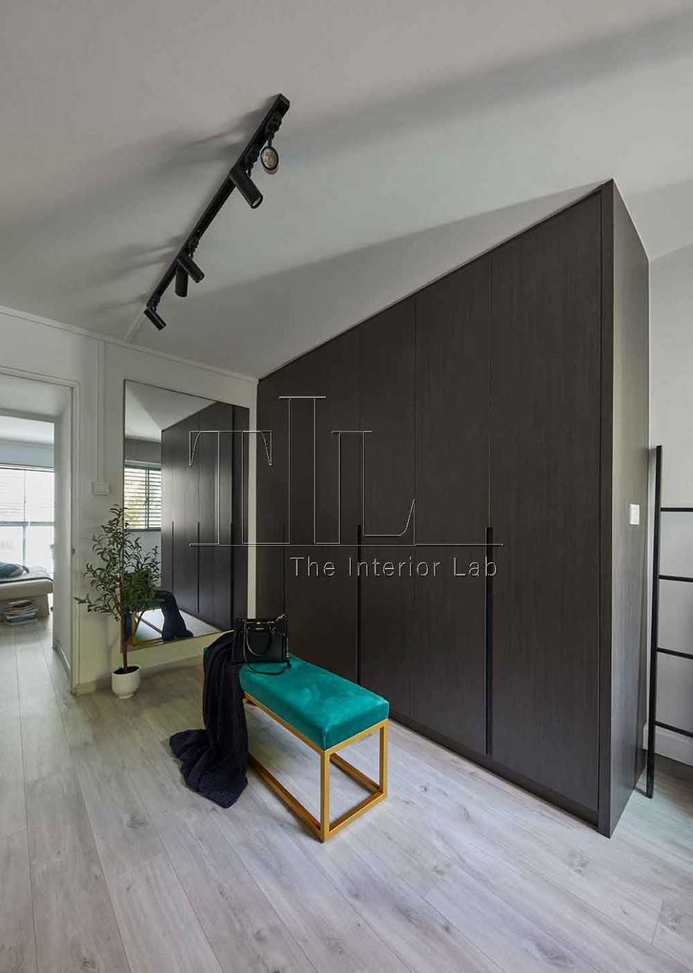 Contemporary Walk-in Wardrobe with Vinyl Flooring and Mirror