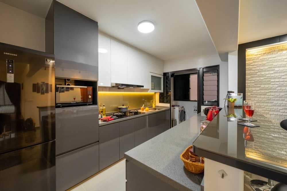Contemporary Kitchen with Breakfast Counter and Kitchen Backsplash