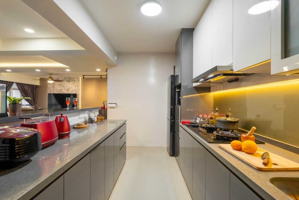 Contemporary Kitchen with Homogeneous Tiles and Kitchen Window