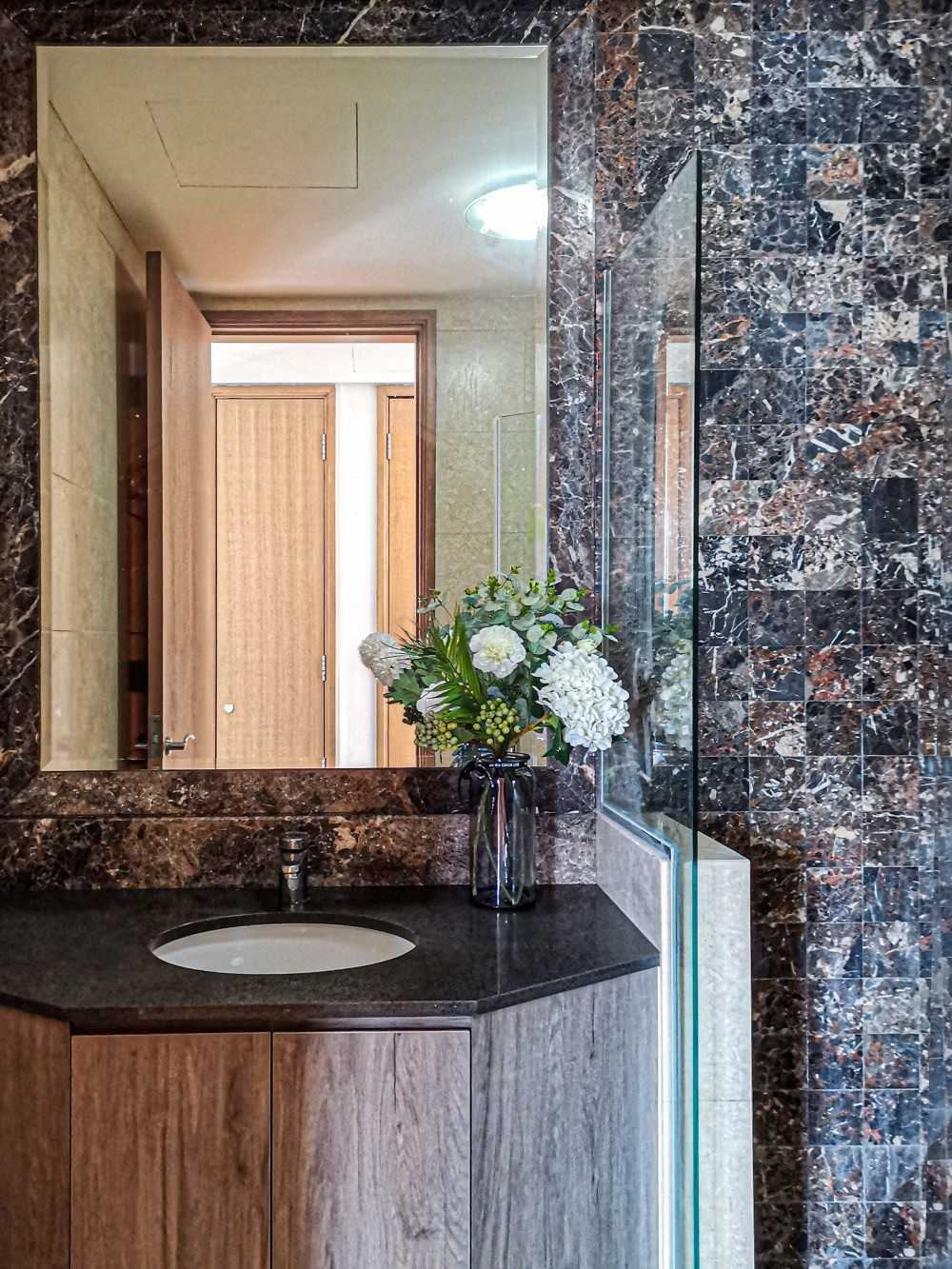 Contemporary Bathroom with Homogeneous Tiles and Shower Screen
