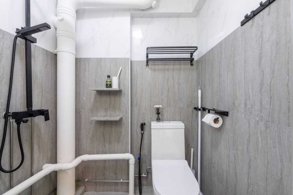 Modern Bathroom with Homogeneous Tiles and Mirror