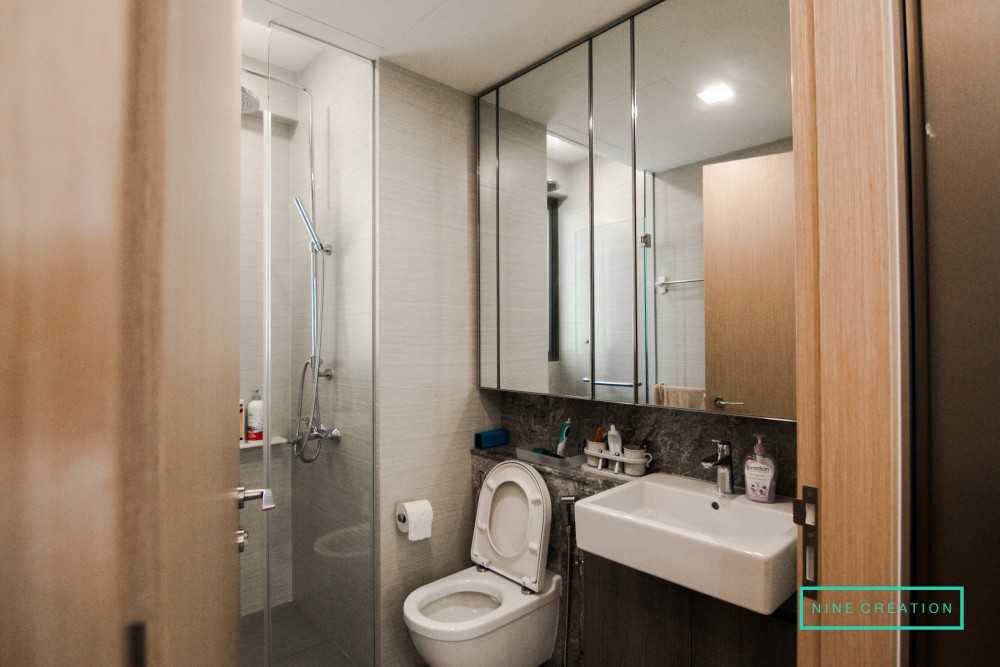 Contemporary Bathroom with Mirror and Vanity Counter