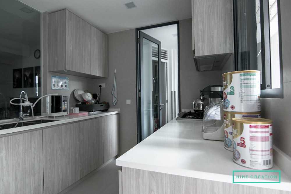 Contemporary Kitchen with Countertop and Kitchen Backsplash