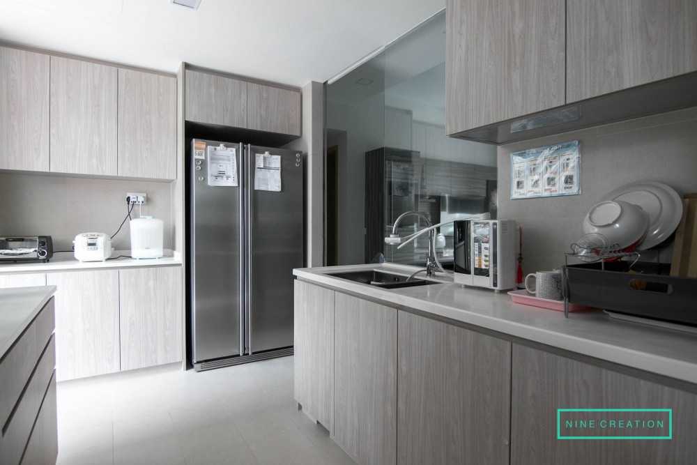 Contemporary Kitchen with Kitchen Backsplash and Kitchen Accessories