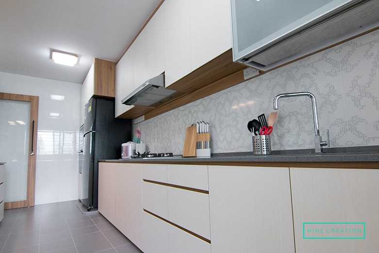 Modern Kitchen with Countertop and Mosaic