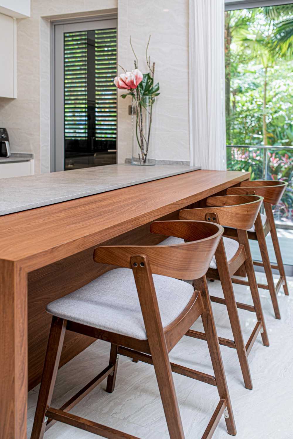 Modern Kitchen with Kitchen Island and Breakfast Counter