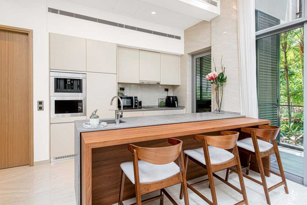 Modern Kitchen with Kitchen Island and Breakfast Counter
