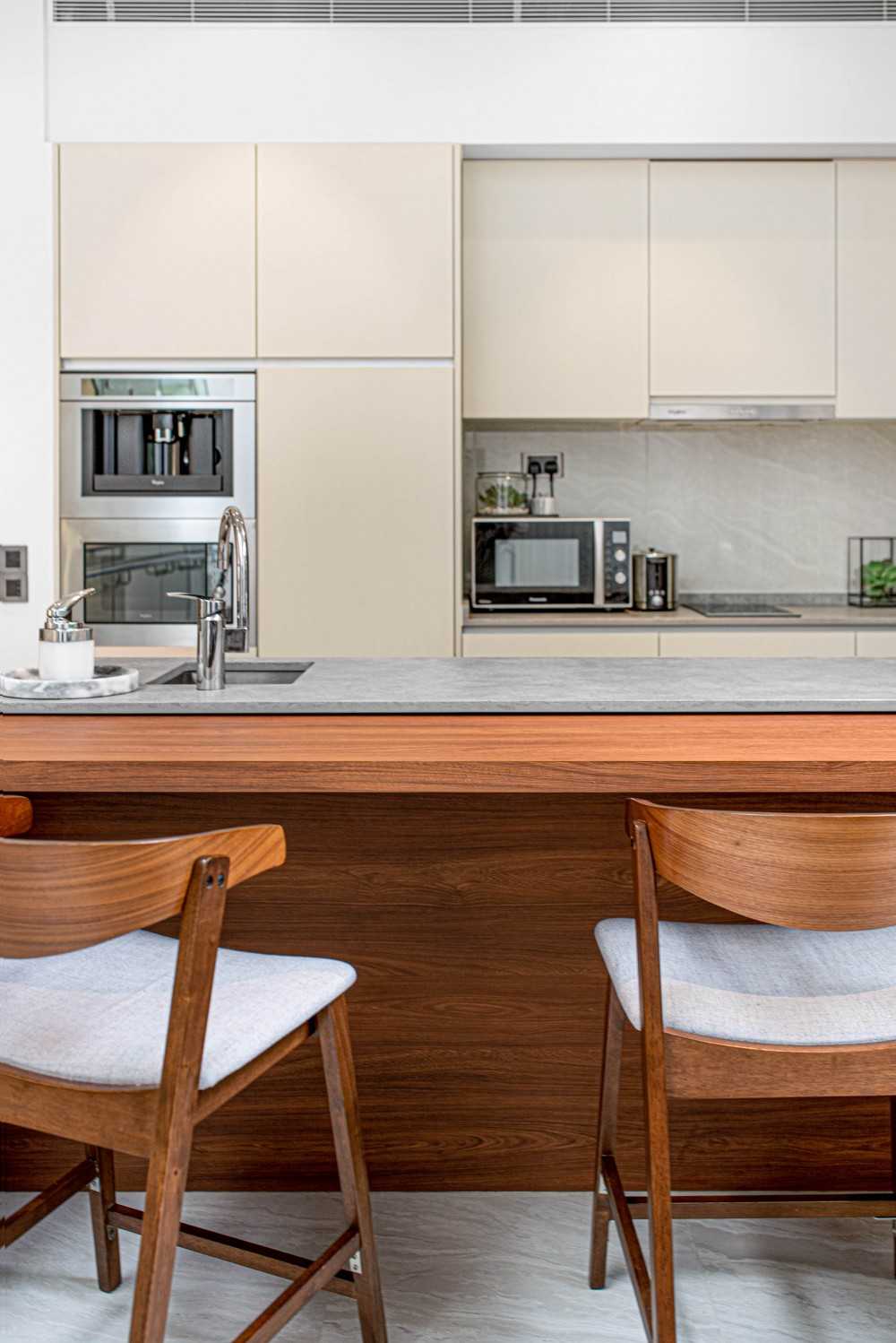 Modern Kitchen with Kitchen Island and Breakfast Counter