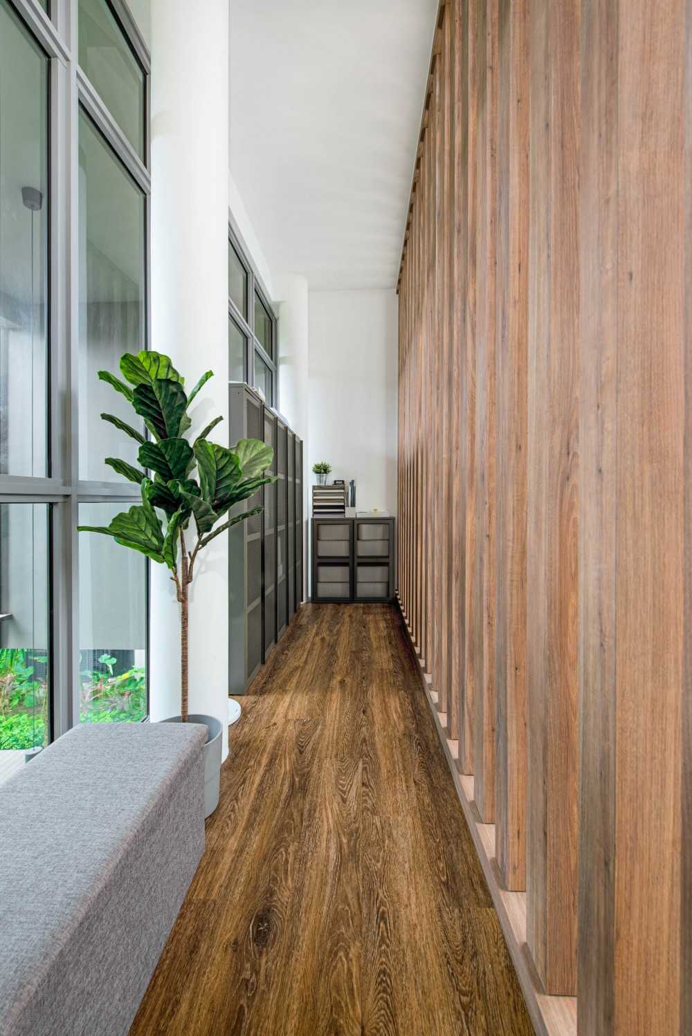 Modern Courtyard with Vinyl Flooring and Wood Flooring