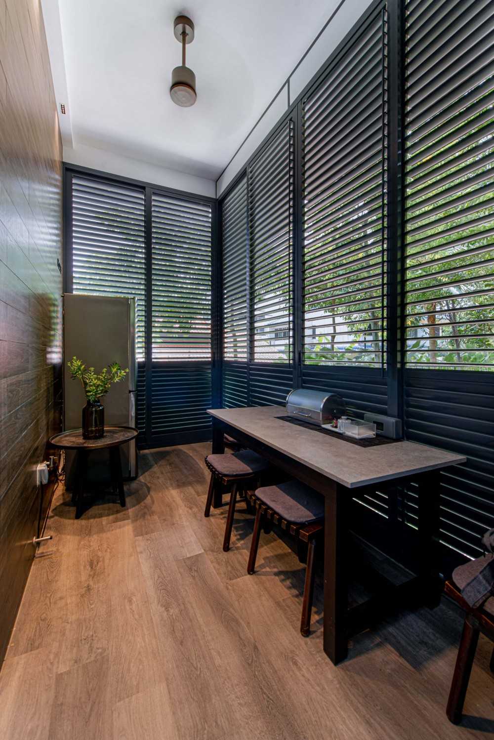 Modern Courtyard with Vinyl Flooring and Homogeneous Tiles