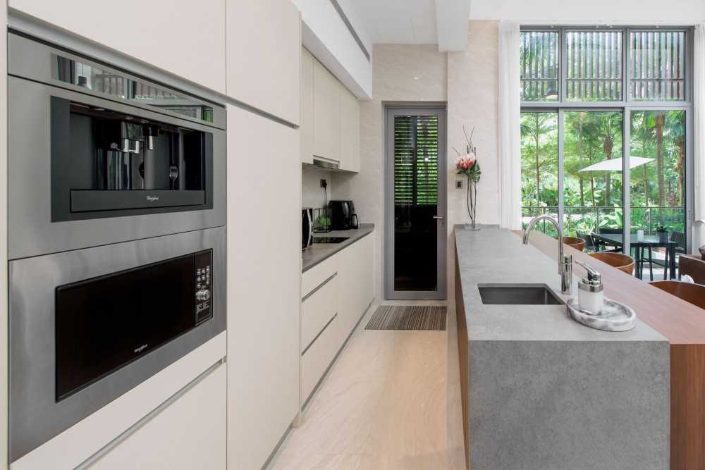 Modern Kitchen with Countertop and Homogeneous Tiles