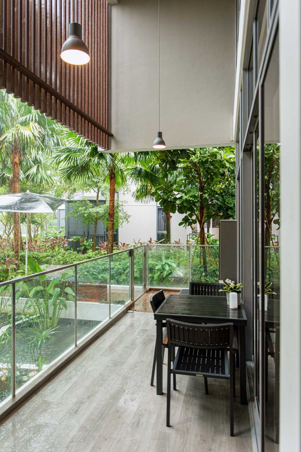 Modern Courtyard with Homogeneous Tiles and Outdoor Table