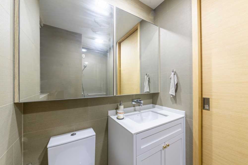 Minimalist Bathroom with Homogeneous Tiles and Mirror