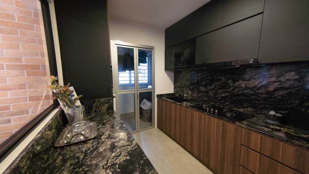 Vintage Kitchen with Homogeneous Tiles and Kitchen Window