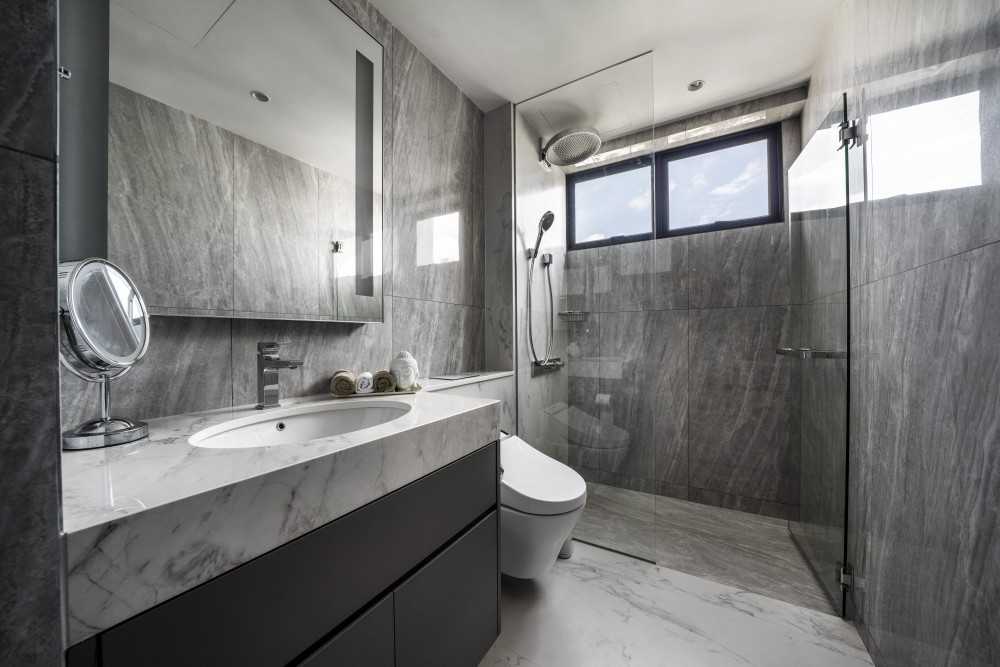 Contemporary Bathroom with Marble Floor and Mirror