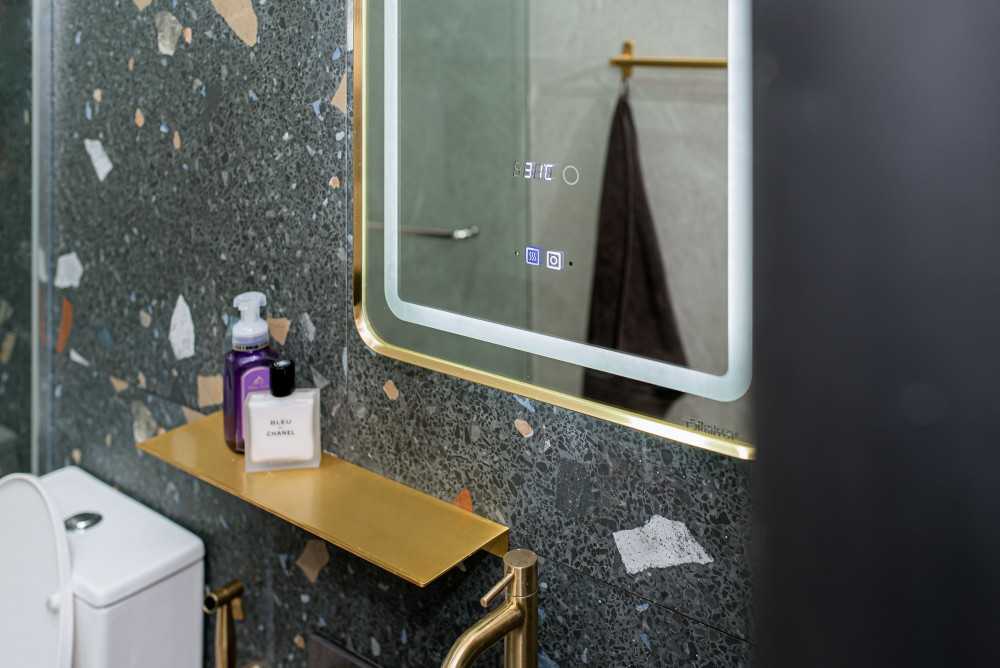 Eclectic Bathroom with Homogeneous Tiles and Mirror