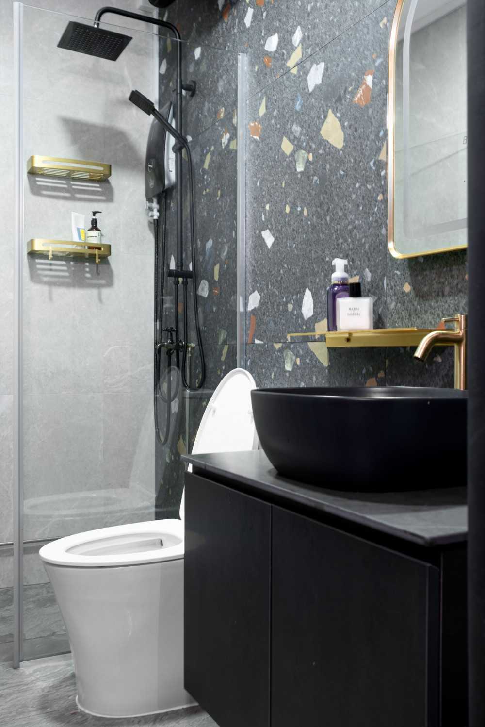 Eclectic Bathroom with Countertop and Homogeneous Tiles