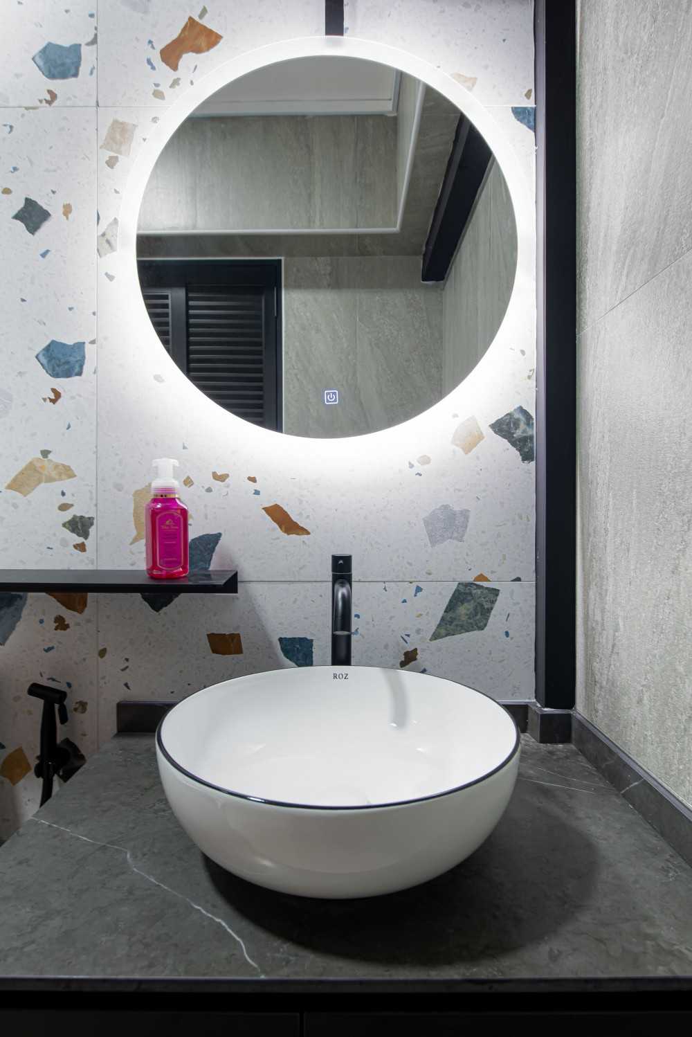 Eclectic Bathroom with Countertop and Homogeneous Tiles
