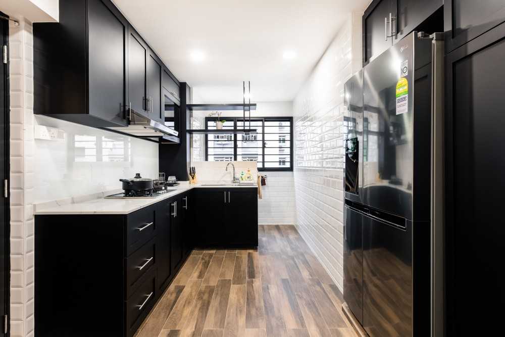 Contemporary Kitchen with Countertop and Homogeneous Tiles
