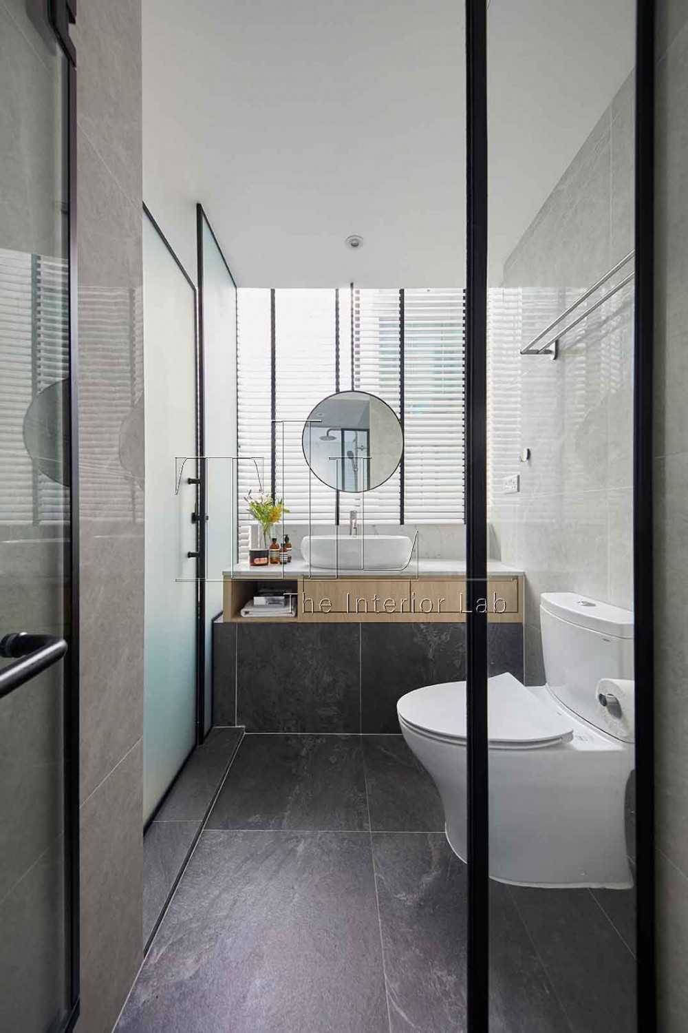Scandinavian Bathroom with Countertop and Granite Floor