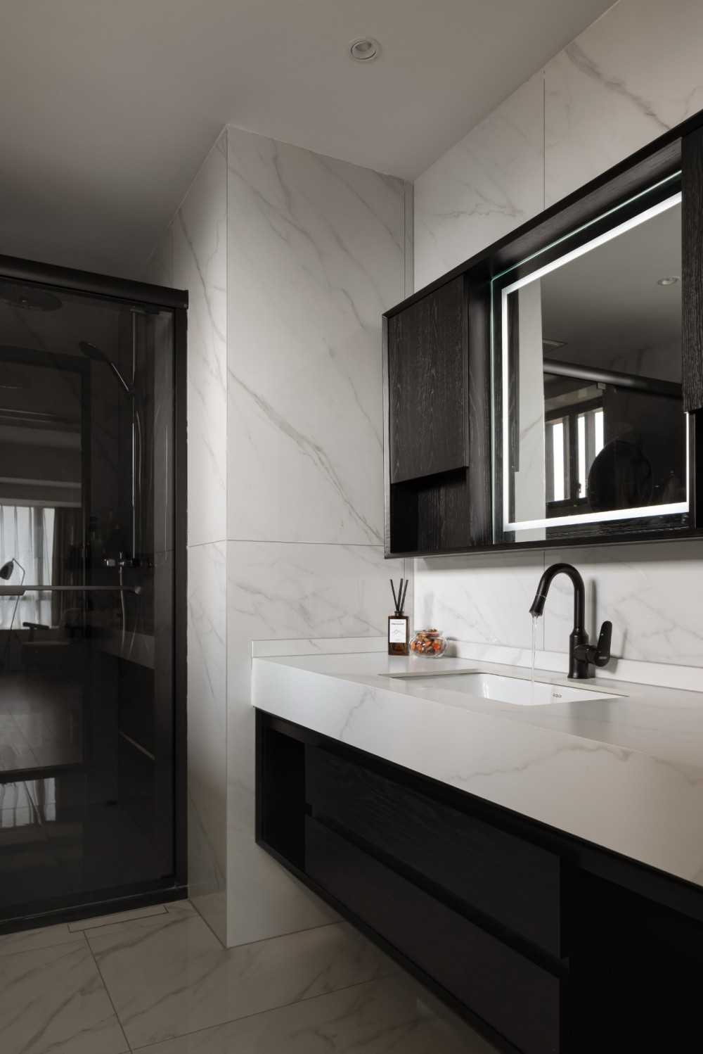 Contemporary Bathroom with Homogeneous Tiles and Shower Screen