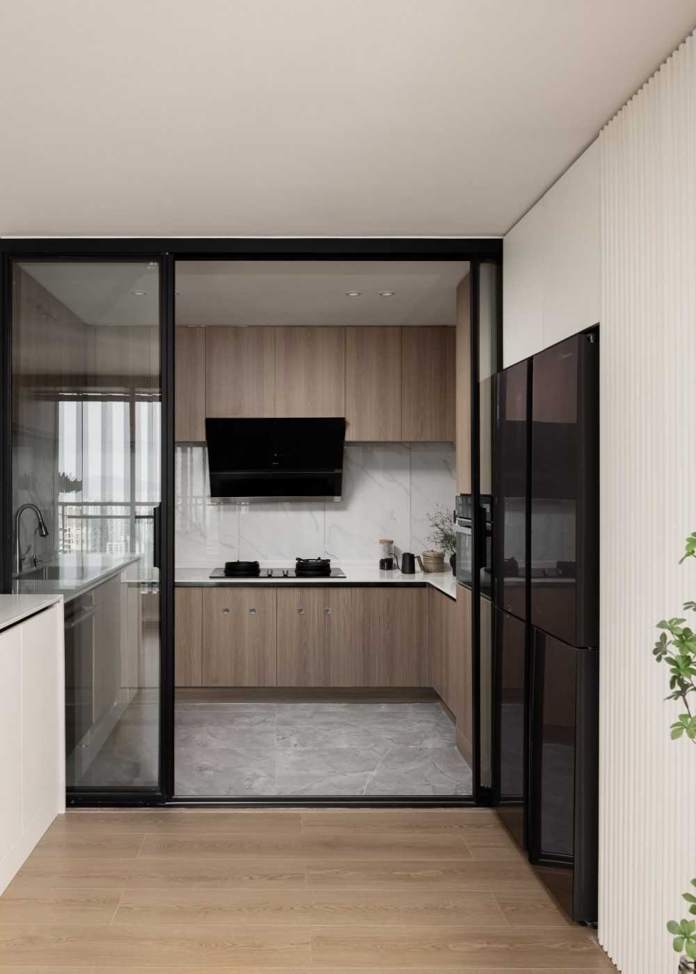 Contemporary Kitchen with Vinyl Flooring and Open Kitchen