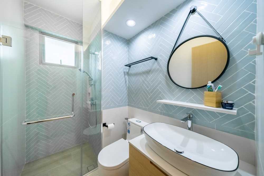 Minimalist Bathroom with Homogeneous Tiles and Mirror
