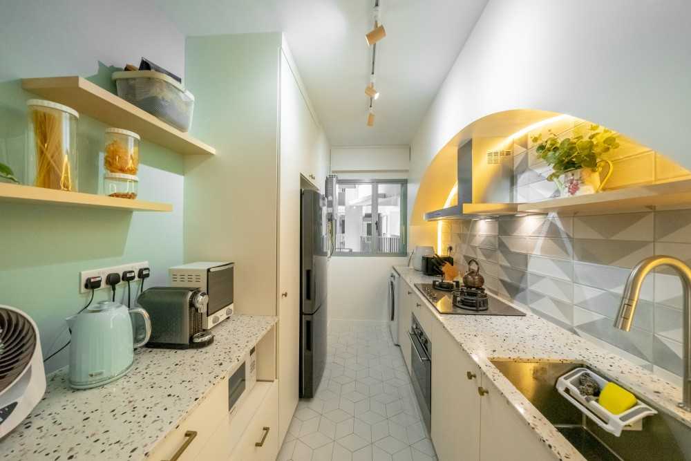 Minimalist Kitchen with Homogeneous Tiles and Kitchen Backsplash