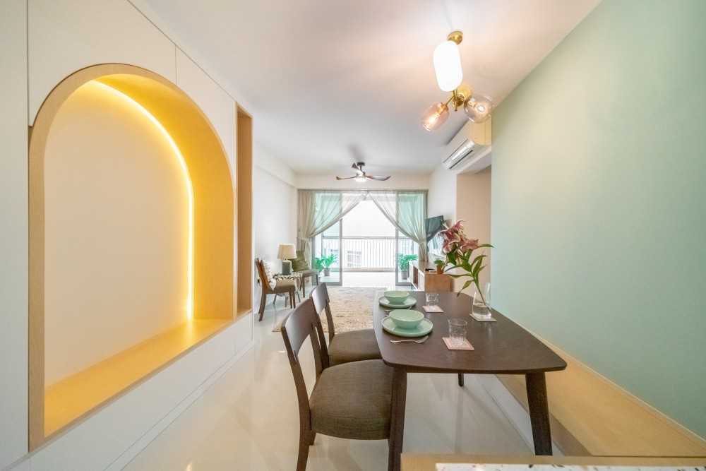 Minimalist Dining Room with Drop Ceiling and Dining Table