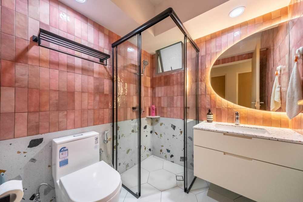 Minimalist Bathroom with Homogeneous Tiles and Herringbone Tiling