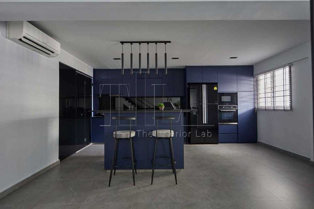 Contemporary Kitchen with Kitchen Island and Open Kitchen