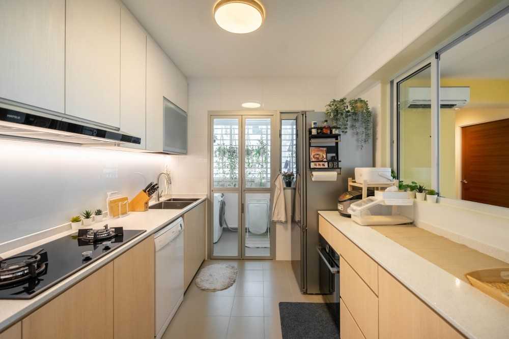 Scandinavian Kitchen with Homogeneous Tiles and Open Kitchen