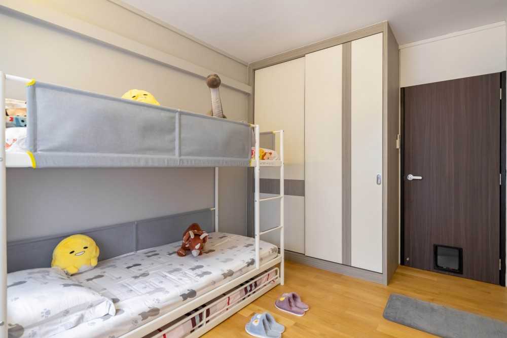 Contemporary Bedroom with Wardrobe and Sliding Wardrobe
