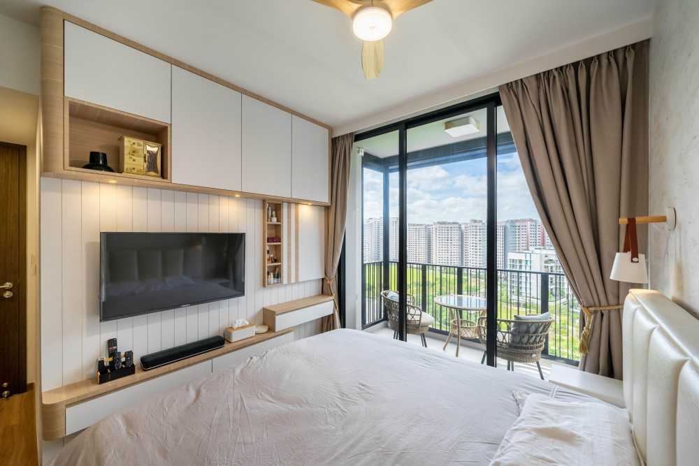 Modern Bedroom with Vinyl Flooring and Queen Bed