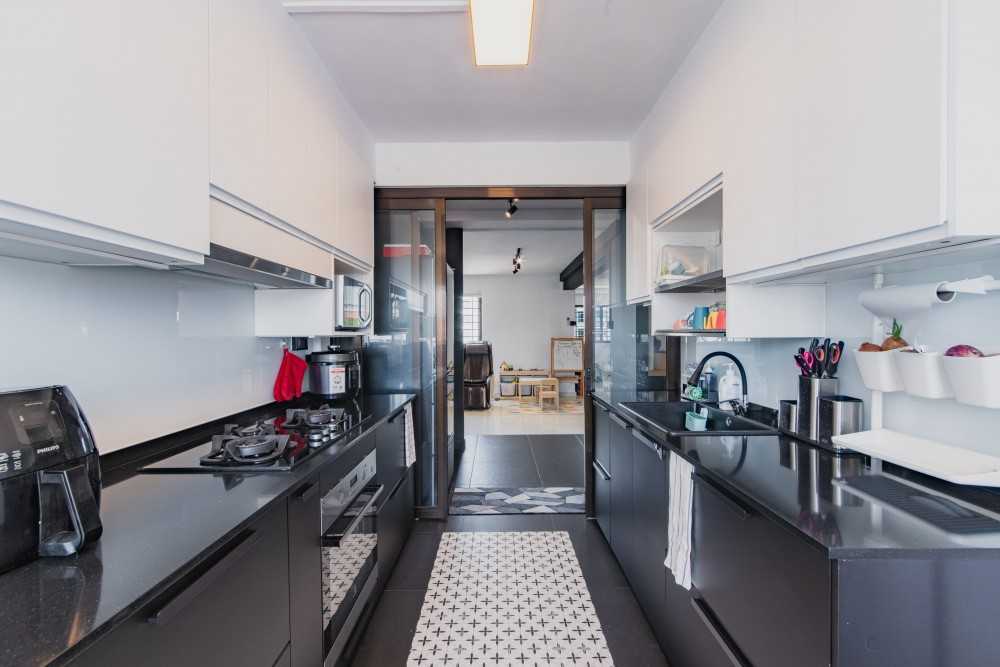 Scandinavian Kitchen with Homogeneous Tiles and Kitchen Backsplash