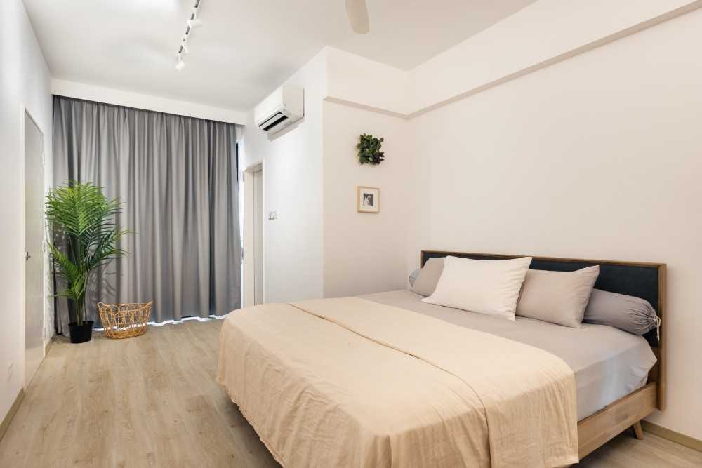 Minimalist Bedroom with Vinyl Flooring and Ceiling Fan