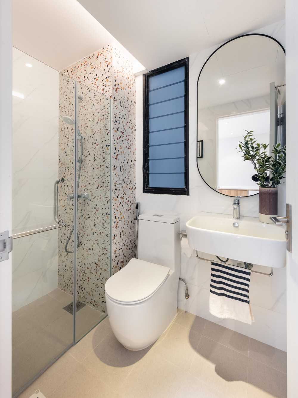Minimalist Bathroom with Homogeneous Tiles and Mirror