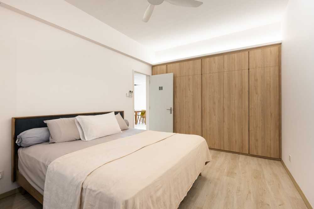 Minimalist Bedroom with Vinyl Flooring and Cove Lighting