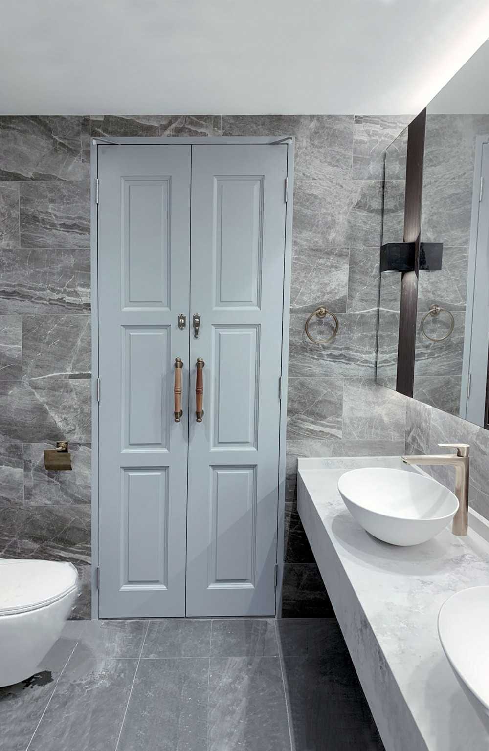Modern Bathroom with Countertop and Wood Flooring