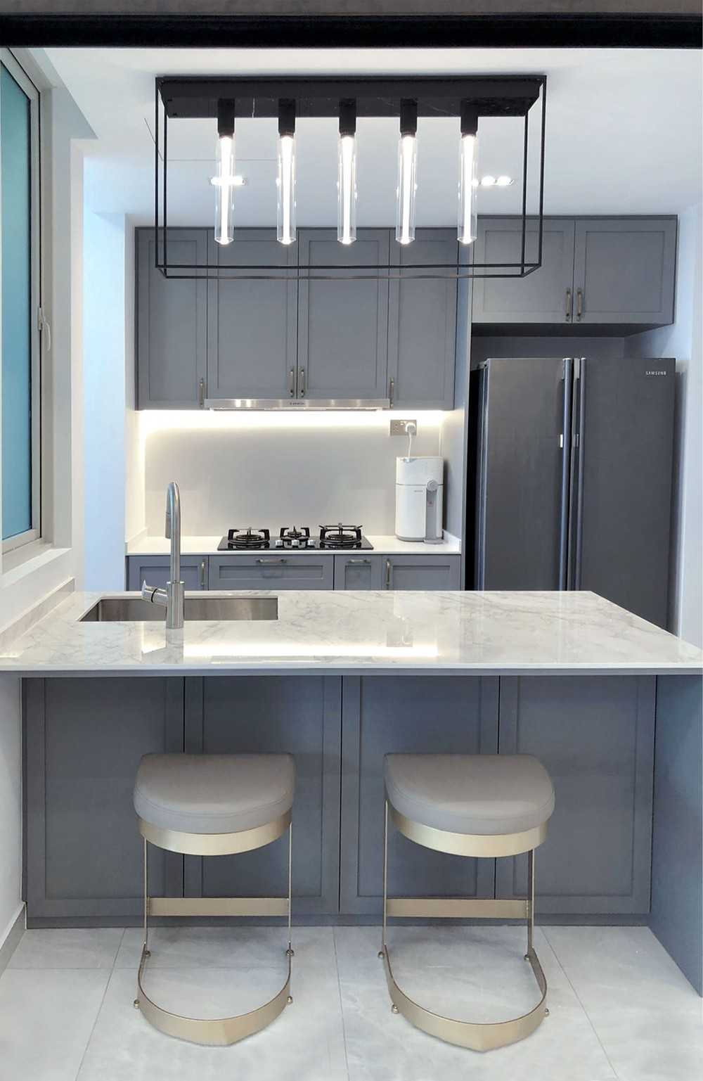 Modern Kitchen with Countertop and Kitchen Island