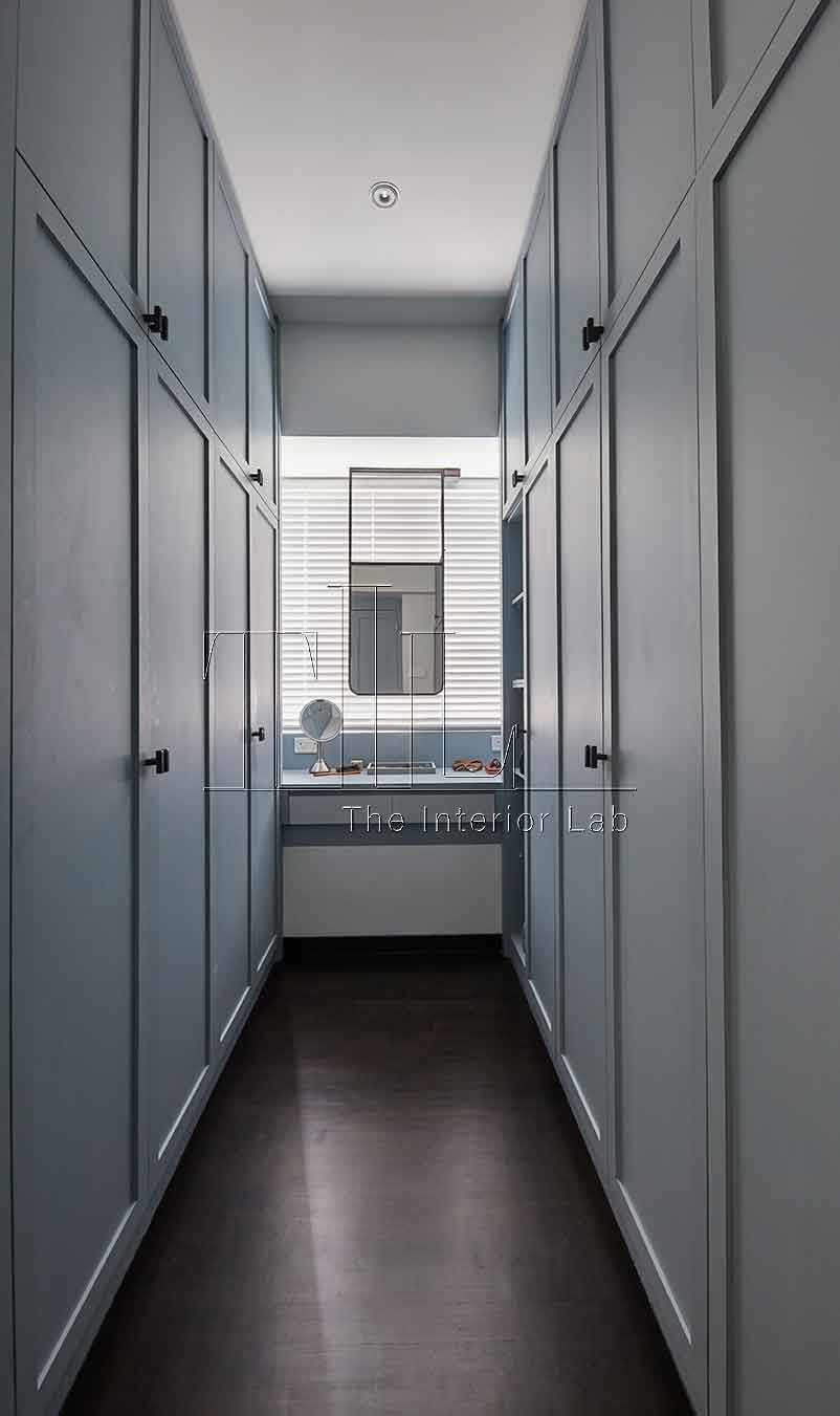 Contemporary Walk-in Wardrobe with Parquet Floor and Mirror