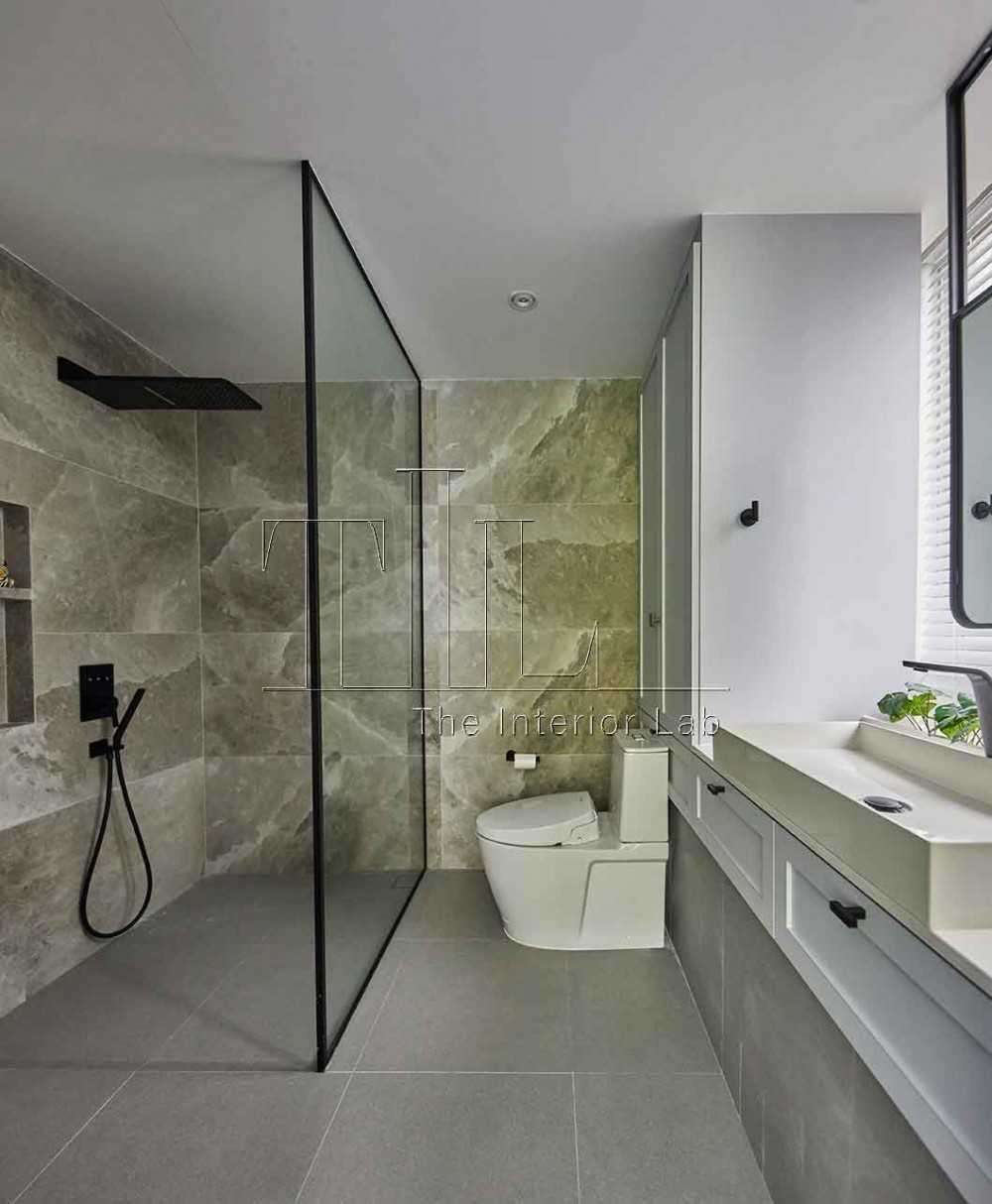 Contemporary Bathroom with Countertop and Shower Screen