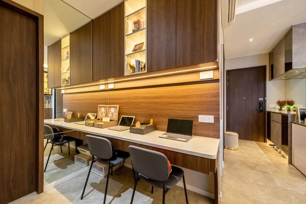 Modern Office with Bookshelf and Desk