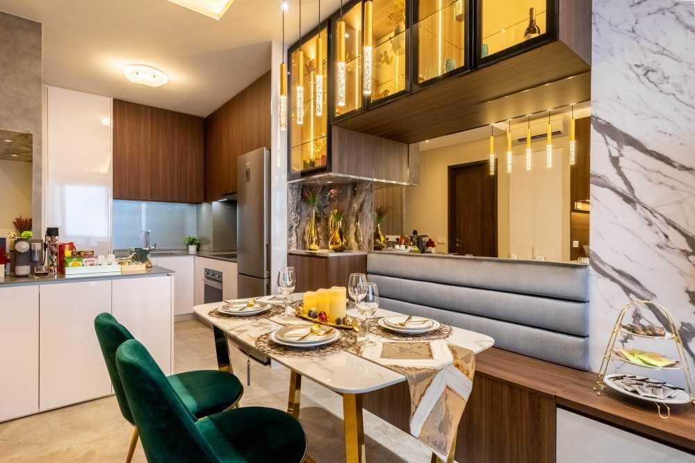 Modern Dining Room with Drop Ceiling and Dining Table