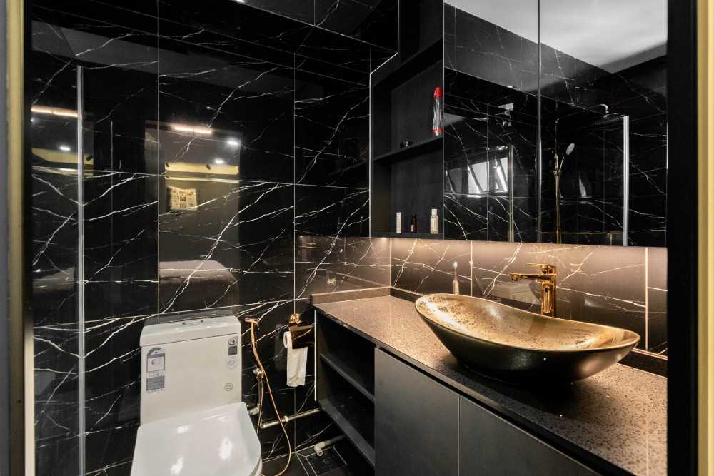 Modern Bathroom with Marble Floor and Mirror