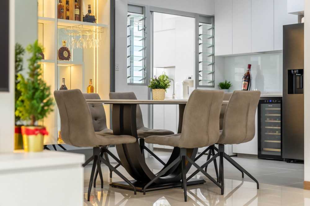 Modern Dining Room with Drop Ceiling and Dining Table
