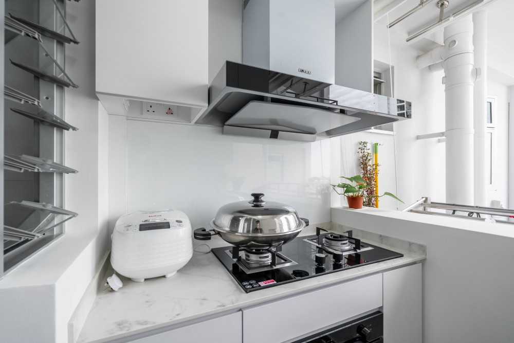 Modern Kitchen with Homogeneous Tiles and Kitchen Window