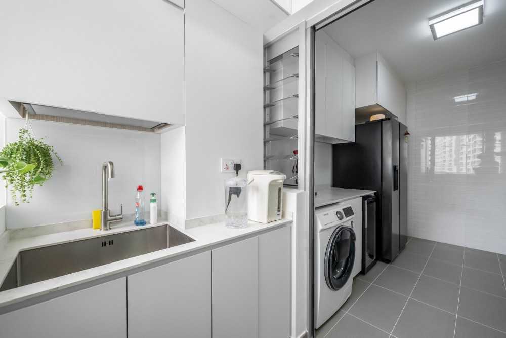 Modern Kitchen with Homogeneous Tiles and Kitchen Window