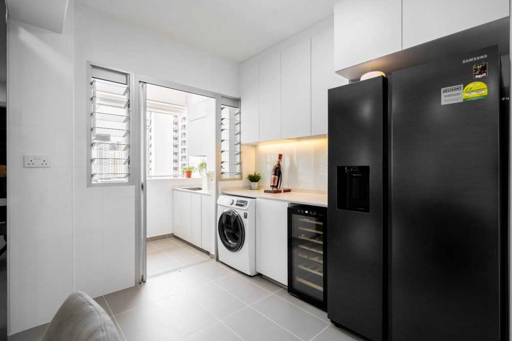 Modern Kitchen with Homogeneous Tiles and Granite Floor