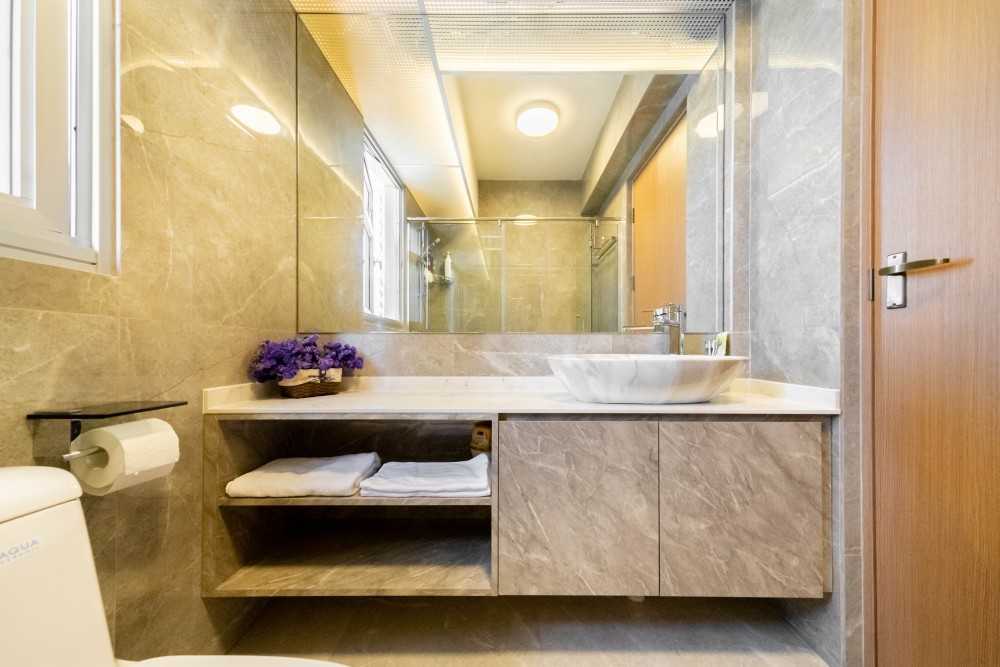 Modern Bathroom with Mirror and Bathroom Sinks